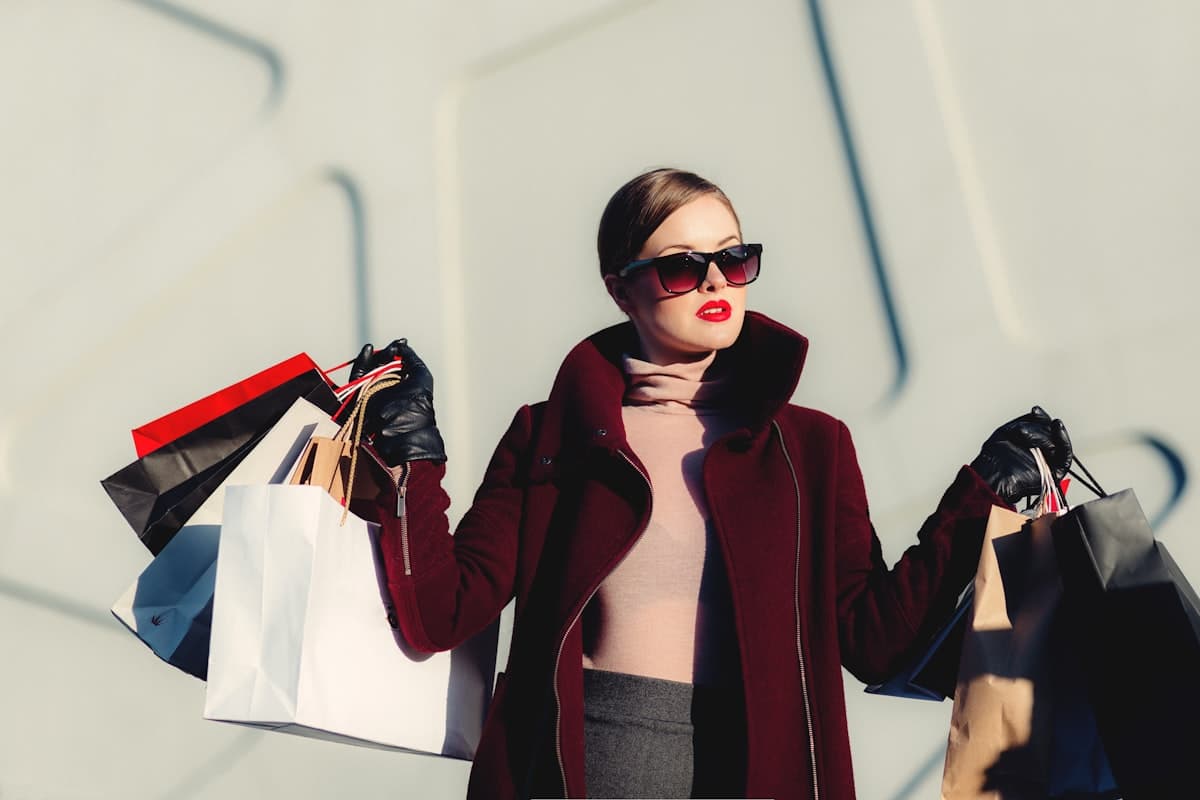 Mulher feliz fazendo compras nos Estados Unidos